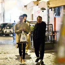 Paparazzi odfotili Juda Lawa v uliciach Ríma so snúbenicou Phillipou Coanou. 