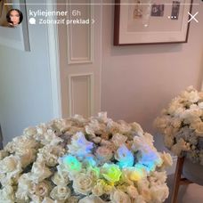Kylie sa pochválila kvetmi, ktoré po pôrode dostala.