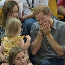 Princ Harry zabával dvojročnú Emily