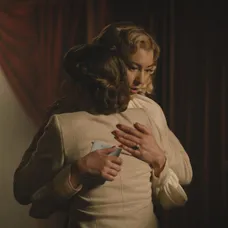 Helga sa na rozlúčku objíma so sestrou Lenou.