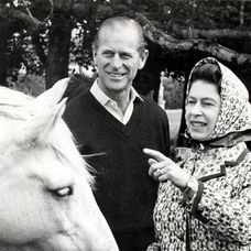 Archívne zábery kráľovského páru. 