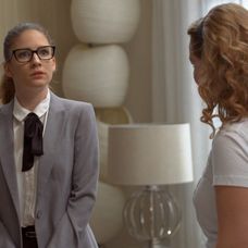 Alex ide na ples s Emou namiesto Petry.