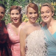 Šťastná nevesta s najlepším priateľkami.