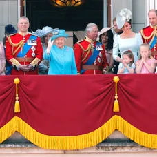 Britská kráľovská rodina na balkóne Buckinghamského paláca počas preletu kráľovskej letky