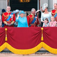 Britská kráľovská rodina na balkóne Buckinghamského paláca počas preletu kráľovskej letky