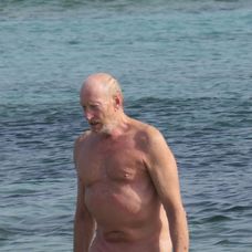 Herec Charles Dance s priateľkou na nuda pláži