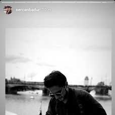 Cyklisti počas poslednej etapy TdF prechádzajú okolo pyramídy v parížskom Louvri, v strede tohtoročný víťaz Egan Bernal.