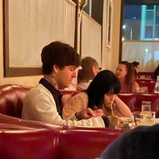 Billie a Jesse na večeri