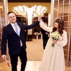 Šťastní mladomanželia.