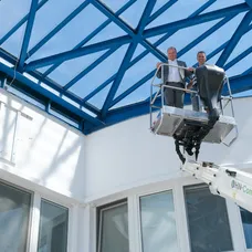 Matthias Settele si obzrel miesto na umiestnenie loga zblízka aj vďaka plošine