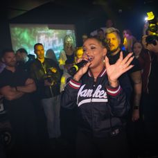 Tina na znovuotvorení klubu Channels