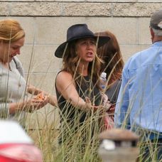 Na snímke veniec a sviečky pred domom, kde sa odohrala tragédia (rok 2012)