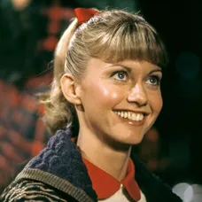 Olivia v úlohe Sandy vo filme Pomáda