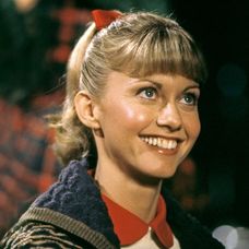 Olivia v úlohe Sandy vo filme Pomáda