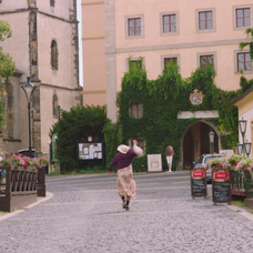 Pavlovi Kikinčukovi to svedčí aj v ženských šatách