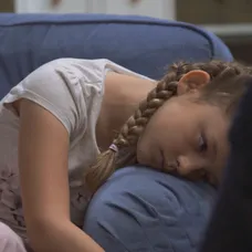 Viky si všimne niečo na zemi.