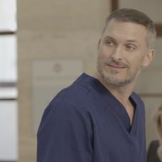 Adela náhle skolabuje.