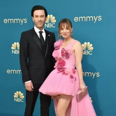 Kaley Cuoco a Tom Pelphrey.