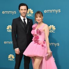 Kaley Cuoco a Tom Pelphrey.