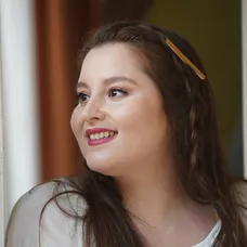 Elcin Afacan ako Melek v Láske na prenájom