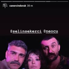 Caner Cindoruk s novým imidžom s priateľkou a hereckým kolegom