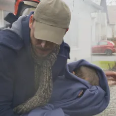Adam zachránil deti z horiaceho domu.