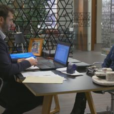 Petra chce, aby ju Alex zamestnal.