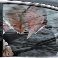 Britský kráľ Karol III. a kráľovná Kamila odchádzajú z Clarence House v Londýne v utorok 6. februára 2024.