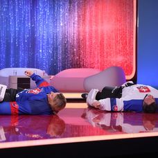 Zľava Mohamed Salah a Roberto Firmino z Liverpoolu oslavujú gól proti Tottenhamu.