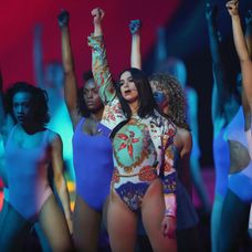 Dua Lipa zaspievala hit New Rules na Brit Awards 2018