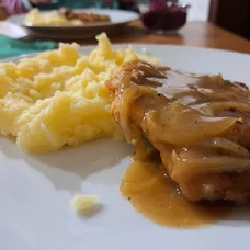Obrátený rezeň so zemiakovou kašou