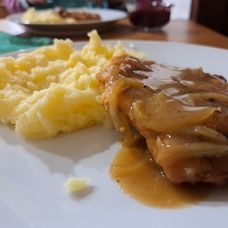 Obrátený rezeň so zemiakovou kašou