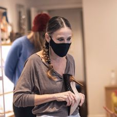 Sarah Jessica Parker obsluhuje vo svojom obchode.