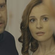 Adela žije s iným mužom.