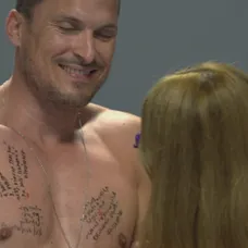 Adam sa pred skúšajúcou musel vyzliecť.