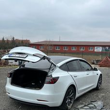 Mirov elektromobil skončil v rybníku, momentálne je v takomto stave