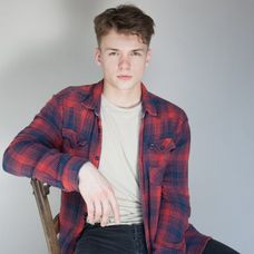 Peter si holil vlasy priamo pred kamerou