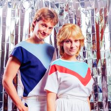 Vojtech Vodochodský ako Petr Sepéši a Anna Fialová ako Iveta Bartošová v seriáli Iveta