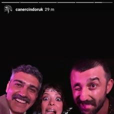 Záchranári ratujú muža po zemetrasení na juhozápade Číny.