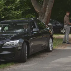Tomášovi je čierne auto povedomé.