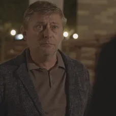 Emanuel Hason v roli trúchliaceho otca.