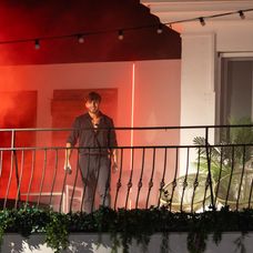 Lu sa vrátil do vily a Adriane zaspieval vlastnú pieseň.