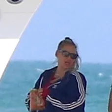 Anna Kurnikovová s rysujúcim sa bruškom. 