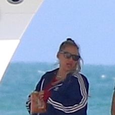 Anna Kurnikovová s rysujúcim sa bruškom. 
