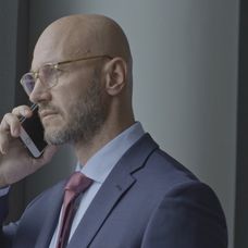 Bednár je, zdá sa, iba bábkou.