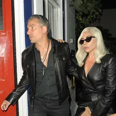 Lady Gaga so snúbencom na londýnskej premiére svojho nového filmu