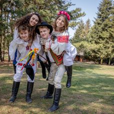 Oliver, Zuzka, Karinka a Rišo s jahniatkami