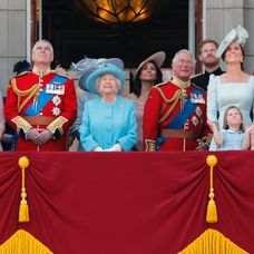 Britská kráľovská rodina na balkóne Buckinghamského paláca počas preletu kráľovskej letky