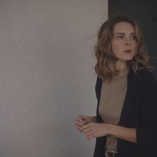 Laura príde do Andrejovho domu bez pozvania.