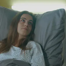 Andrej (Ján Koleník) zistil, že skleróza multiplex Júliinho (Sarah Arató) brata sa nezhoršuje.